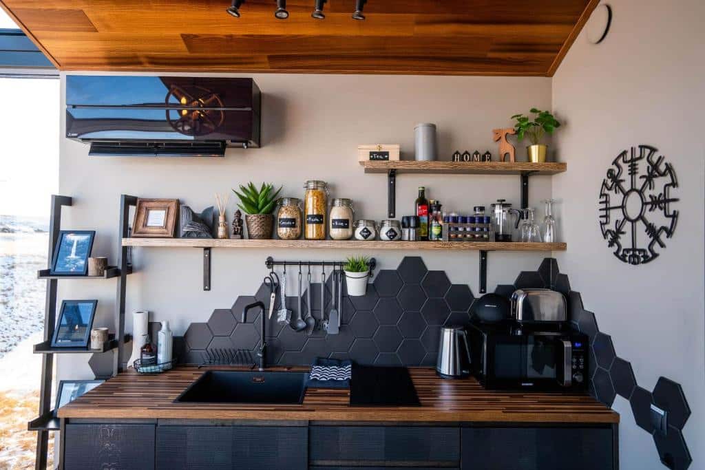 kitchenette bien équipée du lodge moderne et cosy