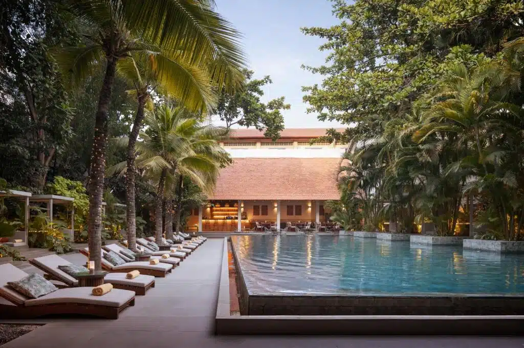 grande piscine extérieure au centre de l'hôtel Plantation Urban Resort de Phnom Penh