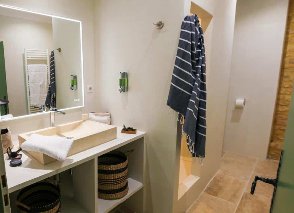 salle de douche d'une des chambres de la maison aux bories de marquay