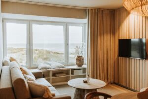 salon avec vue panoramique sur la mer du Nord sur la côte belge dans une suite en location les pieds dans le sable