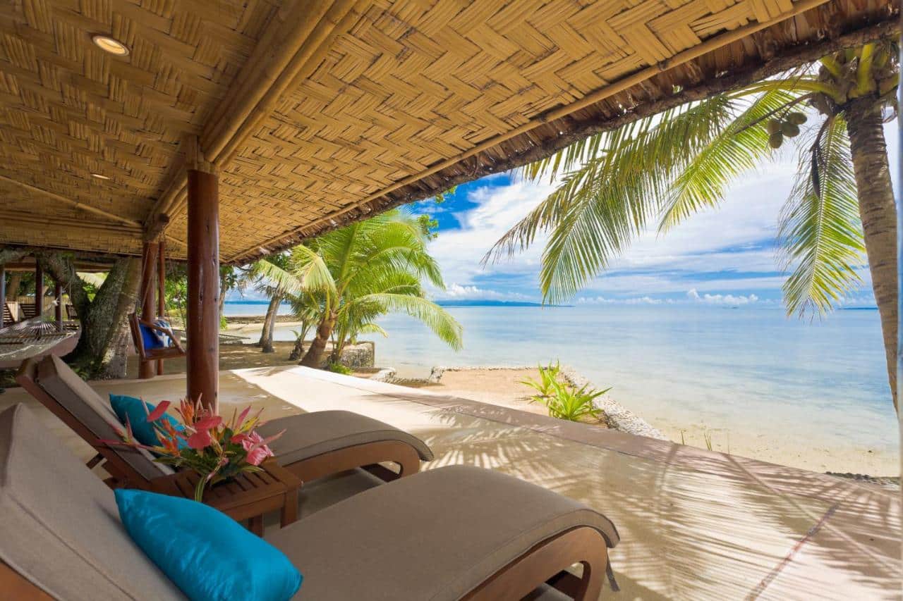 terrasse couverte et aménagée avec vue panoramique sur l'océan dans chaque bungalow