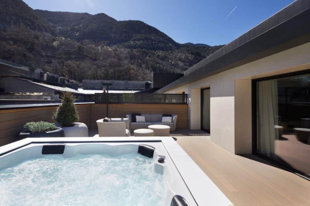 terrasse d'une suite avec un jacuzzi privé en extérieur