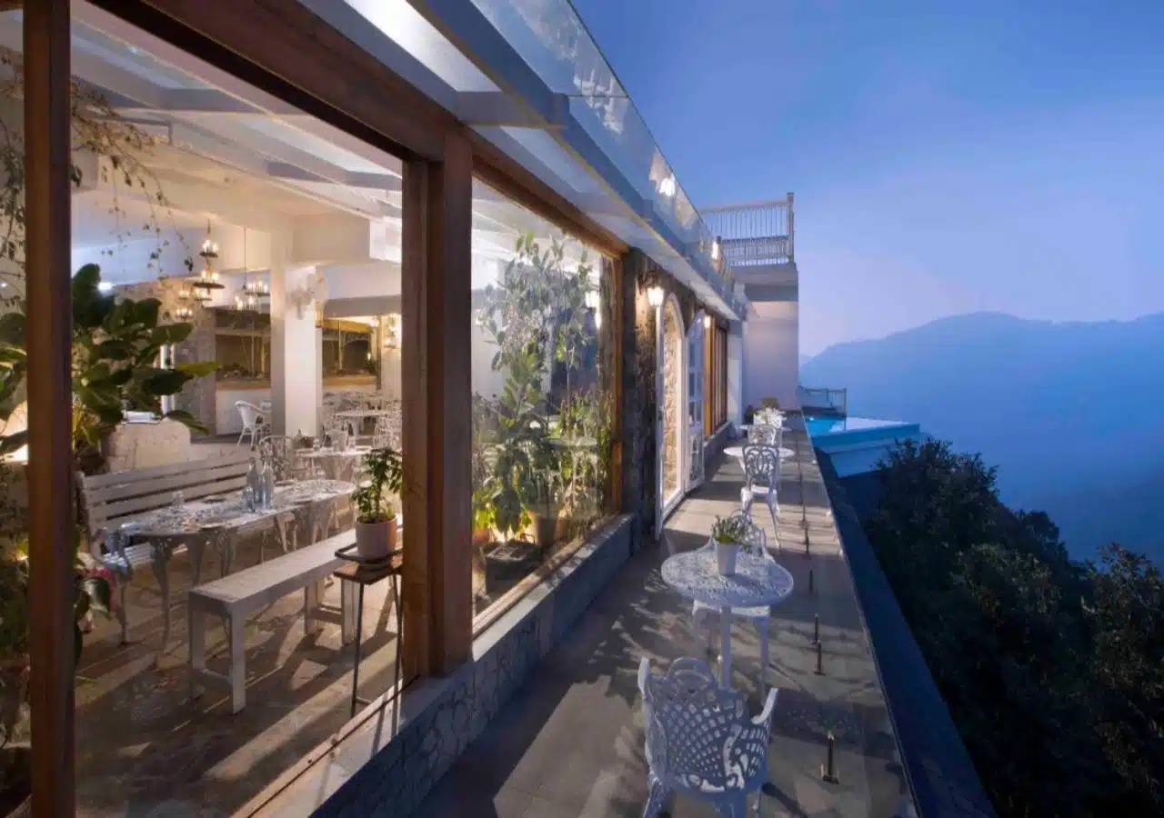 salle de restaurant de l'hôtel à l'ambiance romantique avec vue panoramique