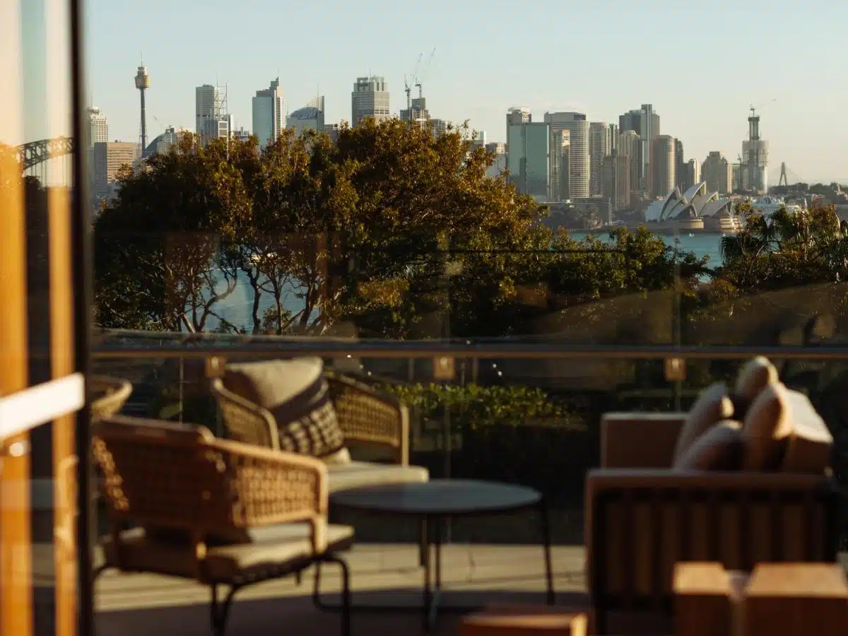 terrasse avec une magnifique vue panoramique sur Sydney Harbour, l'opéra et le Harbour Bridge, une pépite où dormir à Sydney