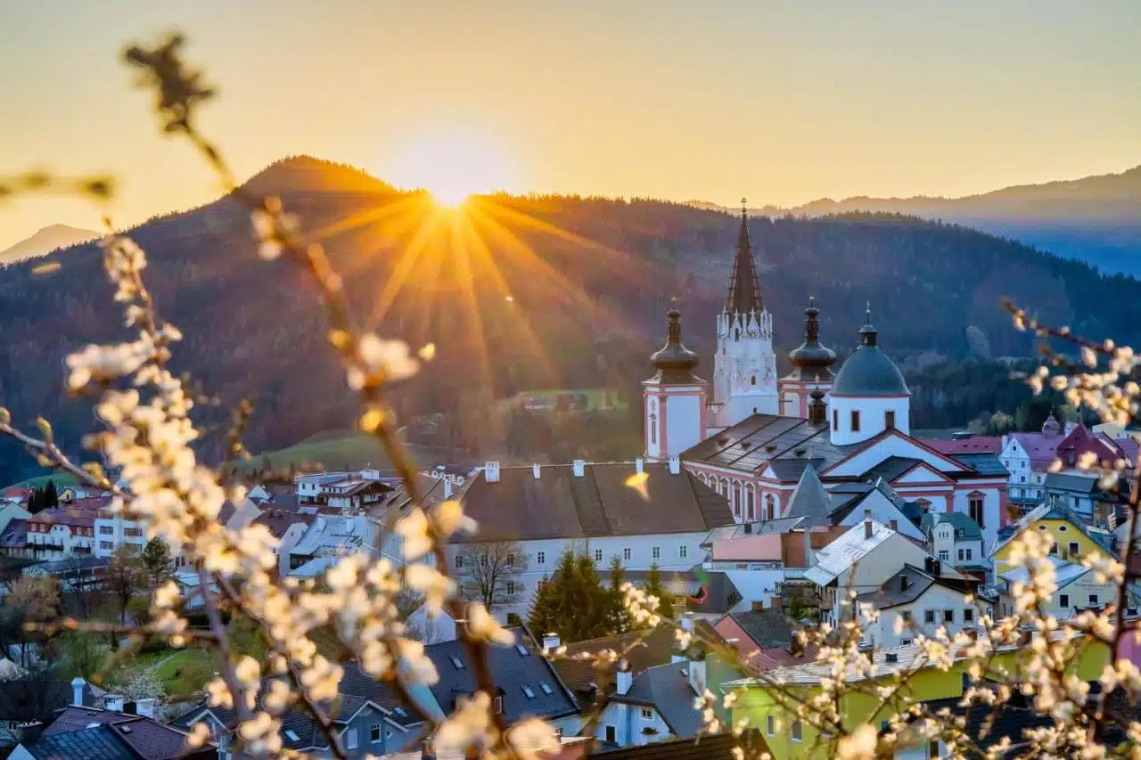 vue panoramique sur la ville et la Basilique de Mariazell depuis l'hôtel