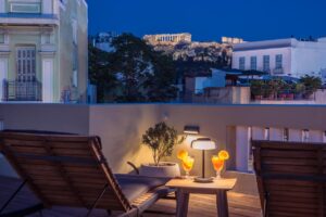 vue panoramique sur les toits d'Athènes et sur l'Acropole depuis le toit terrasse de l'hôtel Moon and Stars