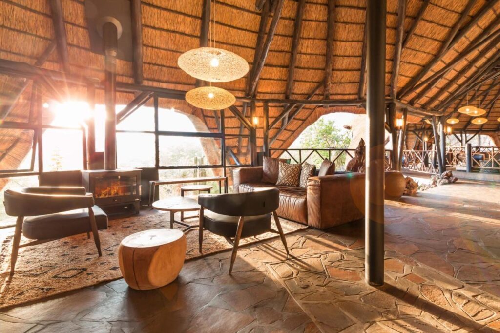 bar lounge avec cheminée