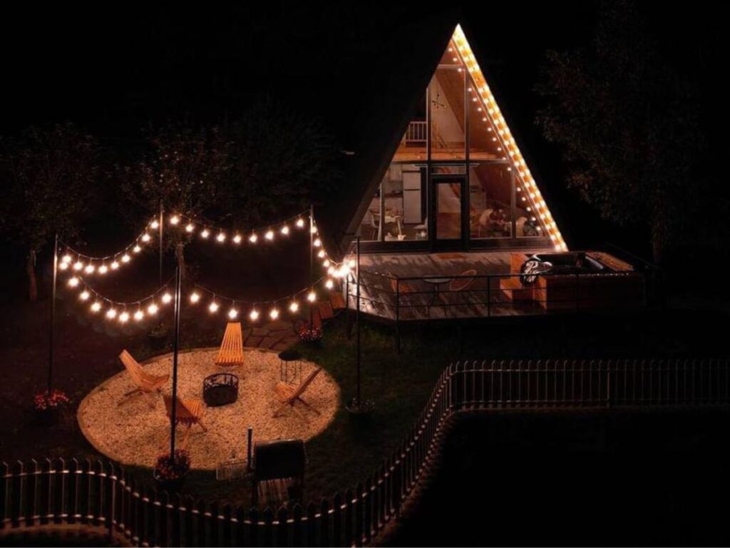 jardin illuminé en soirée avec brasero pour une soirée conviviale autour du feu