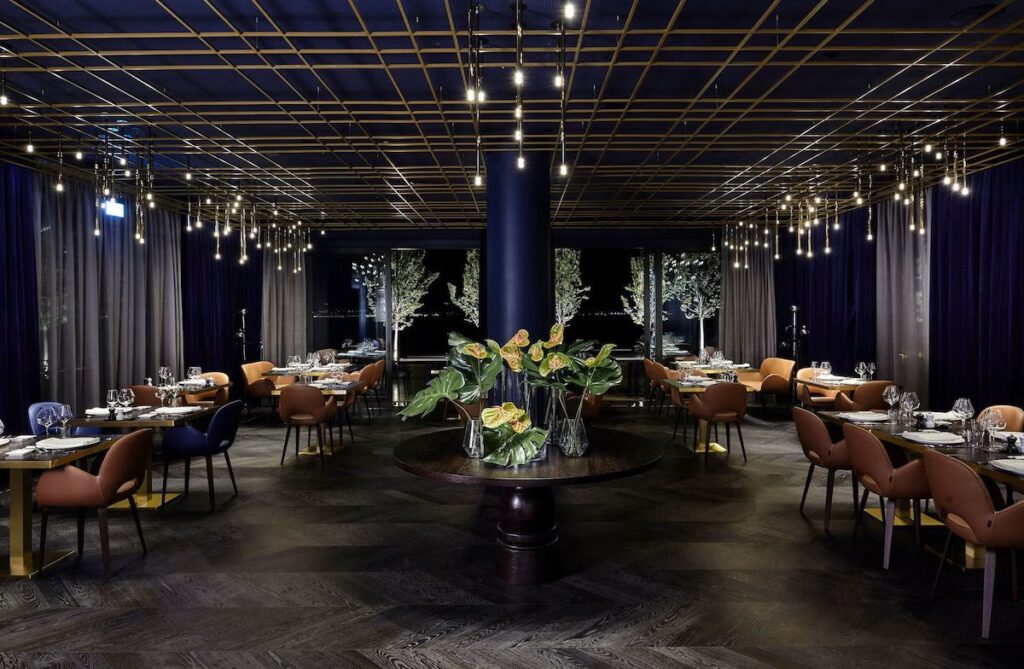 salle du restaurnt gastronomique ouvert du petit-déjeuner au dîner et proposant des repas à la carte