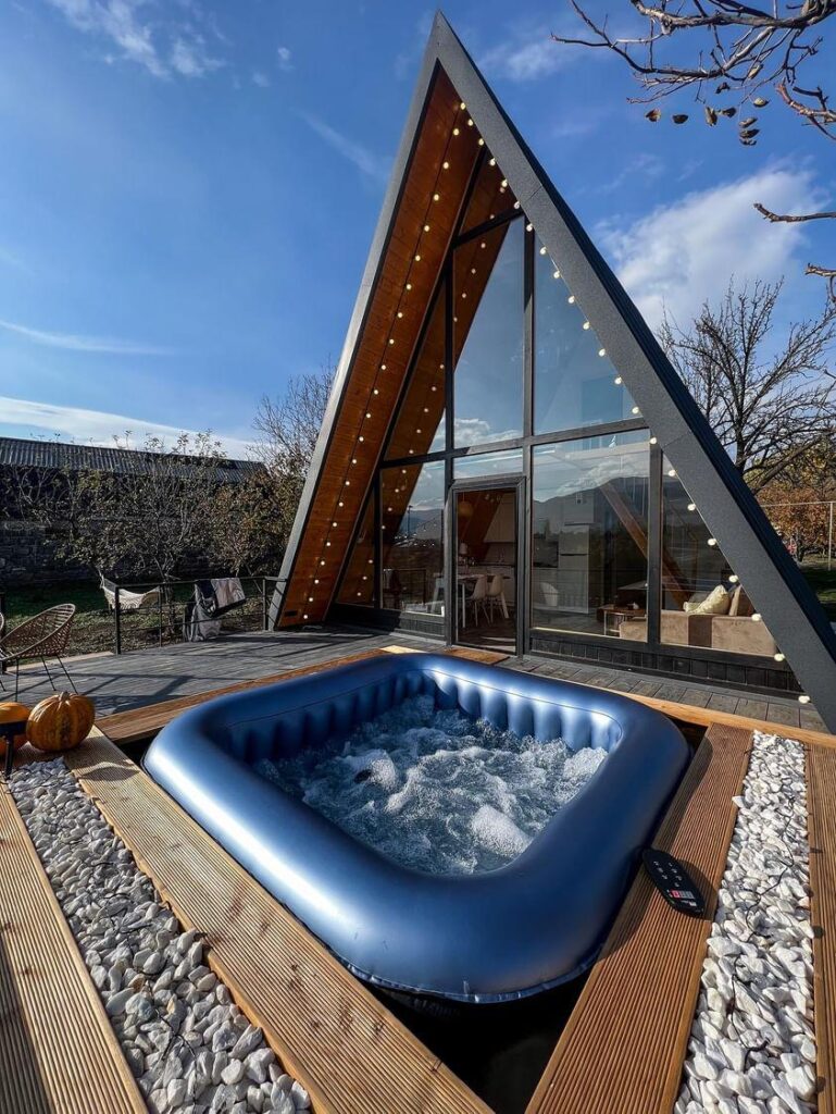 jacuzzi extérieur sur la terrasse de la location