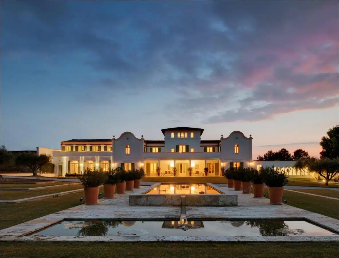 panorama de l'hôtel éclairé au coucher du soleil