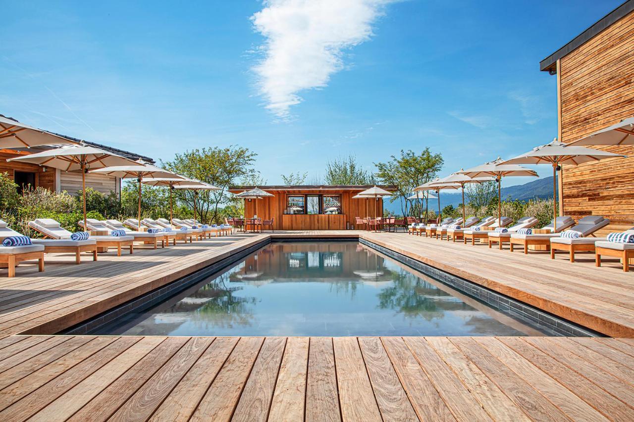 piscine avec terrasse et transat à l'hôtel Jiva Hill Resort dans le Haut-Jura