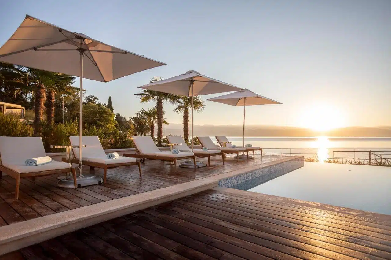 coucher de soleil sur la mer Adriatique depuis la piscine et les transats de l'hôtel Ikador