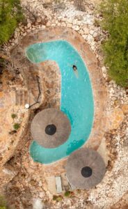 piscine avec vue panoramique sur les plaines désertiques