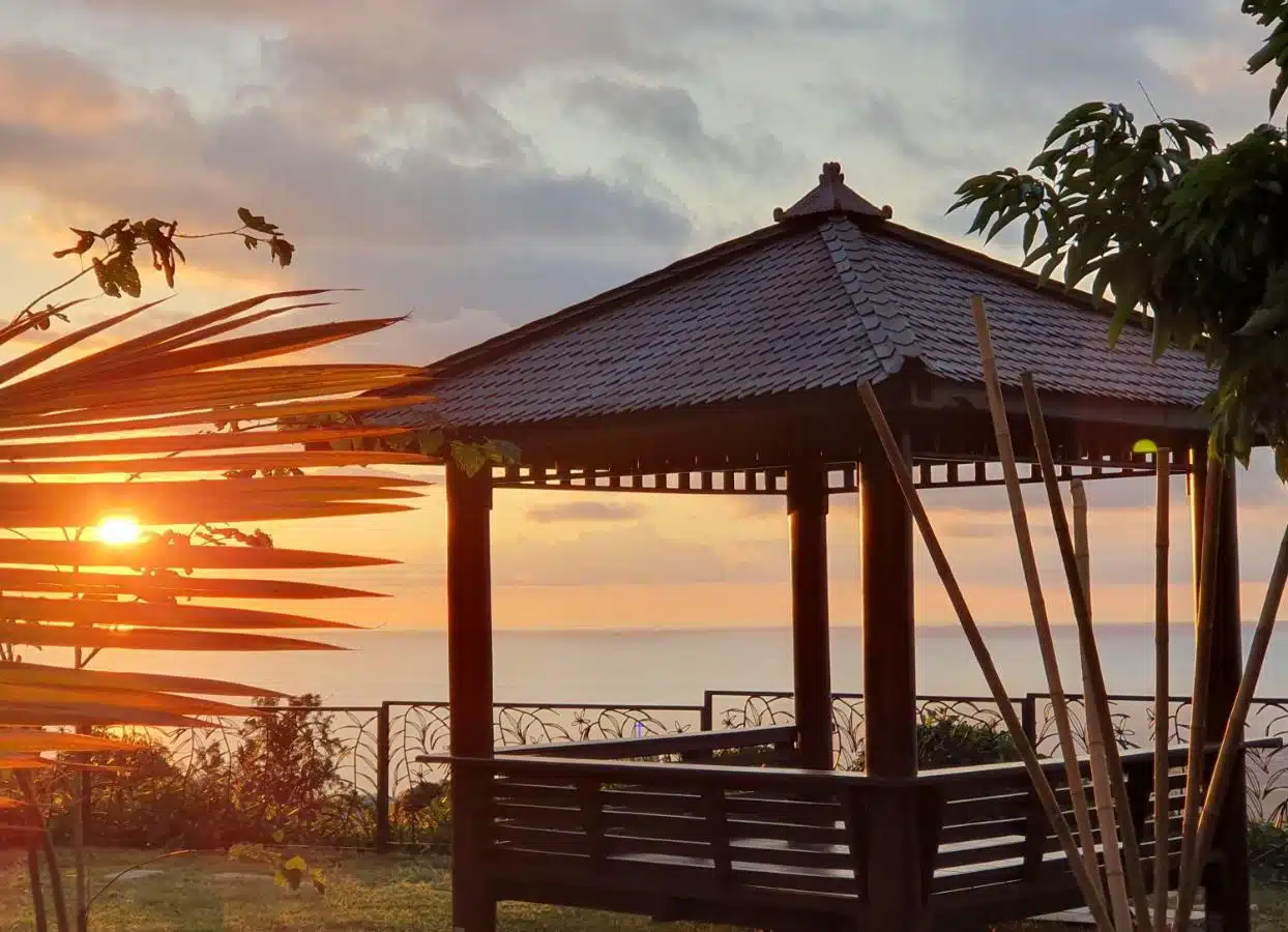 point de vue panoramique au coucher du soleil dans le jardin de la chambre d'hôtes Villa Manaaki à La Réunion