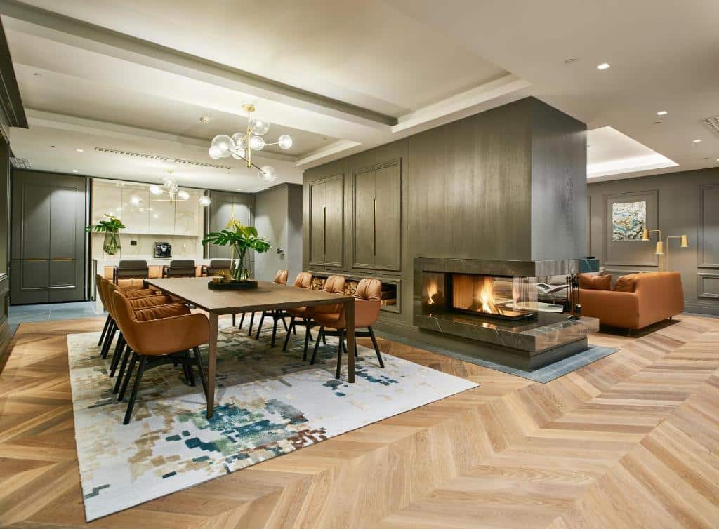 majestueux séjour avec cheminée dans la suite présidentielle