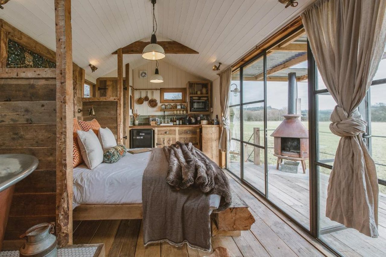 studio cabane avec vue panoramique sur la nature, kitchenette, terrasse, feu de cheminée et baignoire