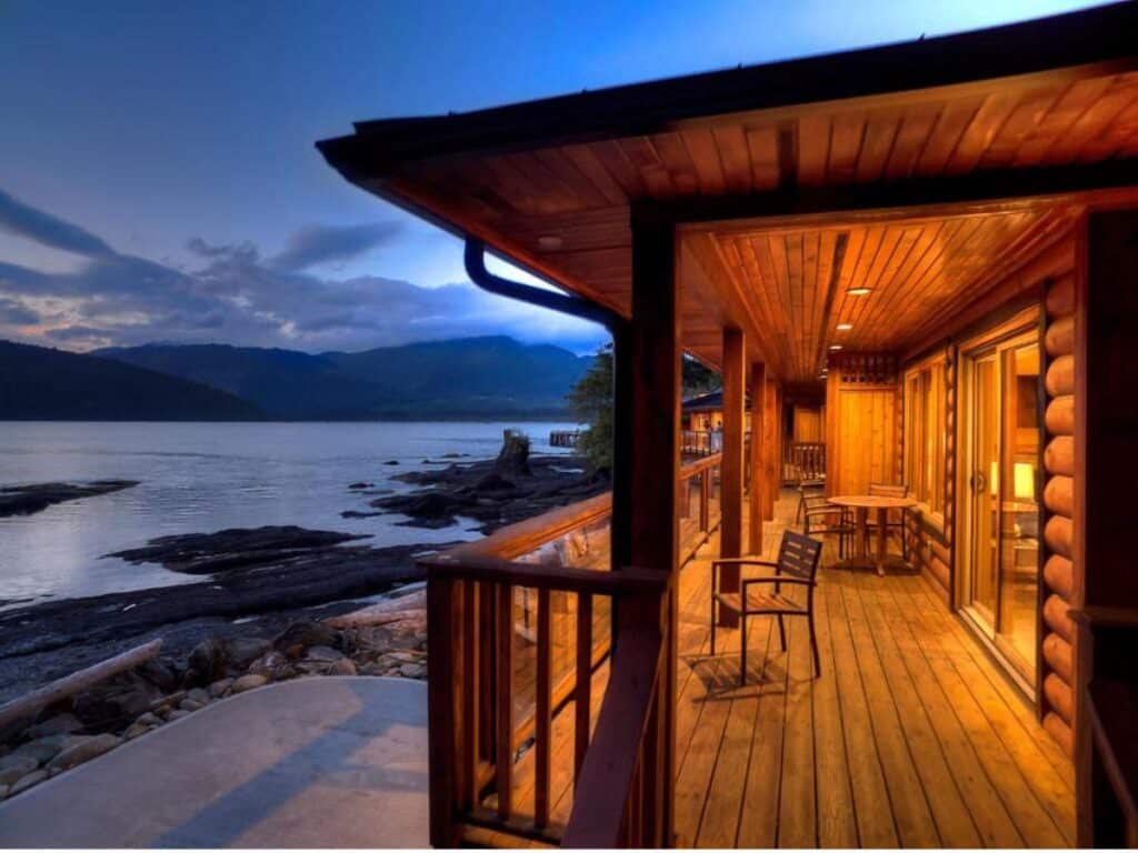 terrasse avec vue sur l'océan depuis un des cottafes du Wild Renfrew Seaside Cottages