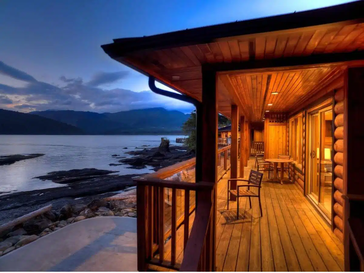 terrasse avec vue sur l'océan depuis un des cottafes du Wild Renfrew Seaside Cottages