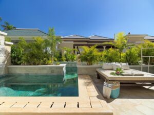 piscine privée reliée à une rivière et son transat dans une villa d'un hôtel à Tenerife