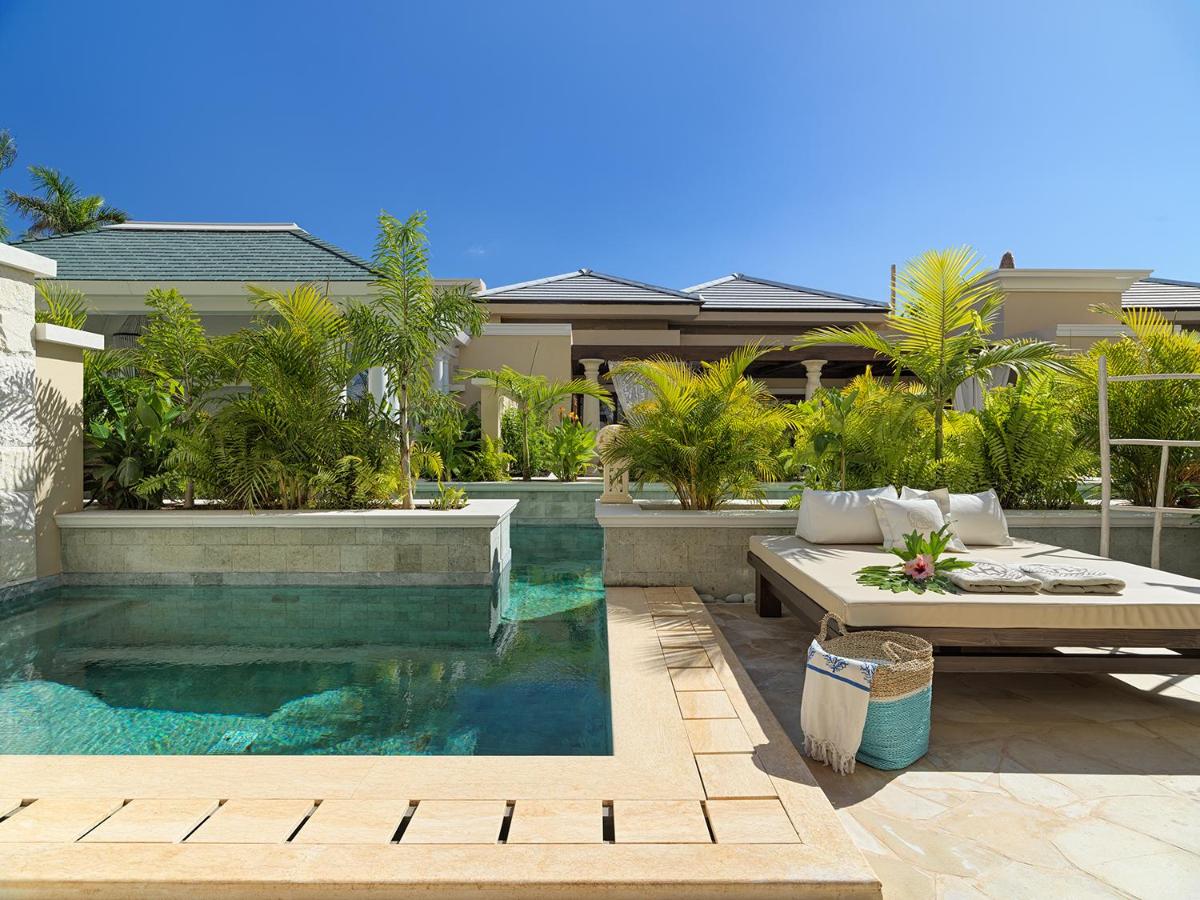 piscine privée reliée à une rivière et son transat dans une villa d'un hôtel à Tenerife