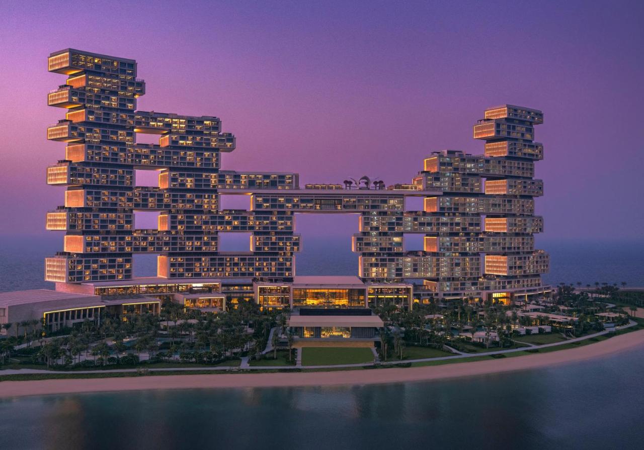 architecture totalement dingue sous forme de cube entreposé en équilibre les uns sur les autres à l'hôtel Atlantis The Royal à Dubaï