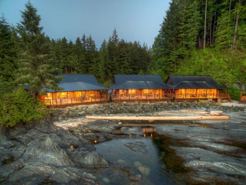 façade des cottages donnant sur le front de mer