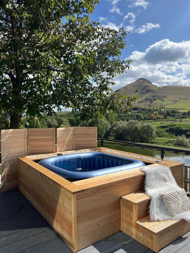 jacuzzi avec vue panoramique sur le lac