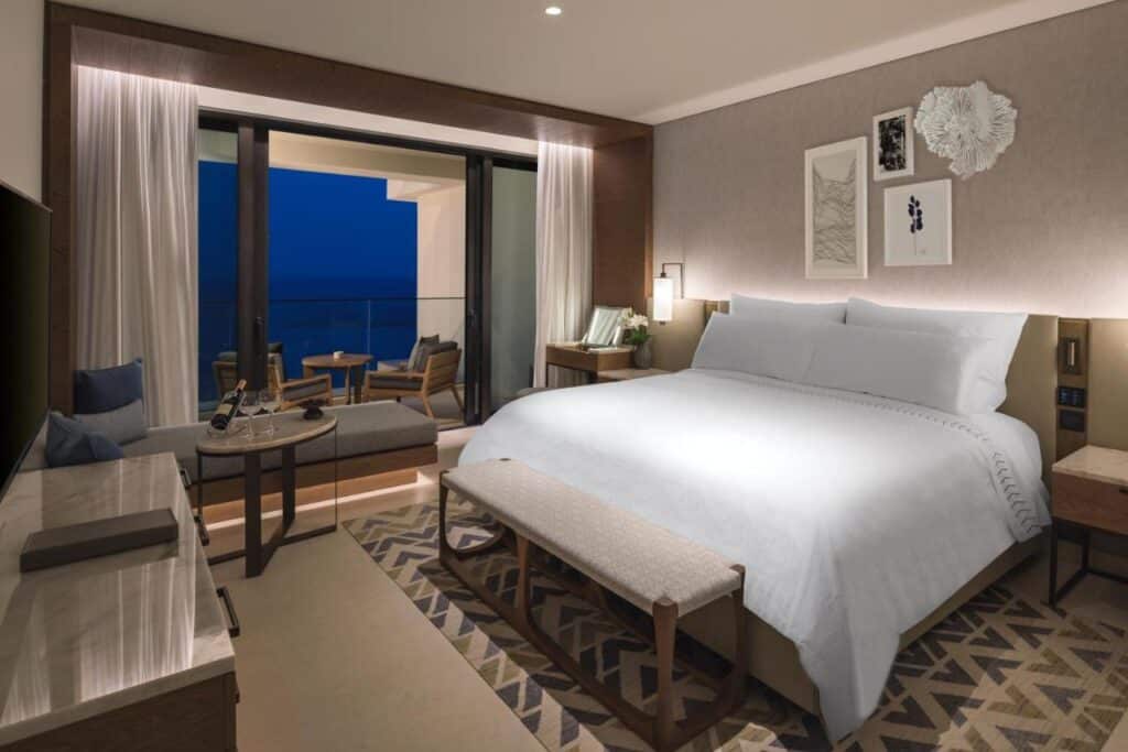 chambre élégante et chaleureuse avec terrasse et vue mer dans un hôtel resort 5* à Chypre