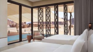 chambre avec lits jumeaux donnant sur la piscine privée de la villa