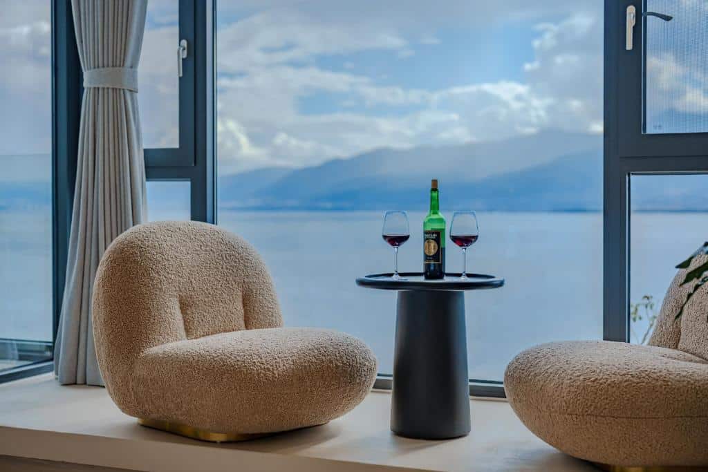 petit salon face à la vue panoramique sur le lac dans une chambre de l'hôtel Dali Oriental Seaview Hotel