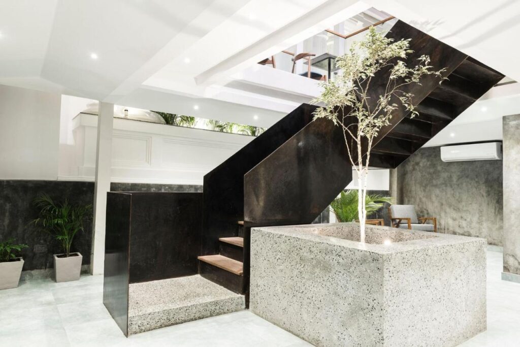 escalier menant à la salle pour les petits-déjeuners