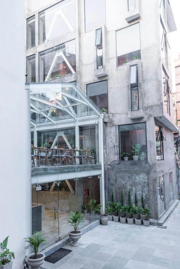 façade de l'hôtel 9ine Thamel Hotel au centre de Katmandou au Népal