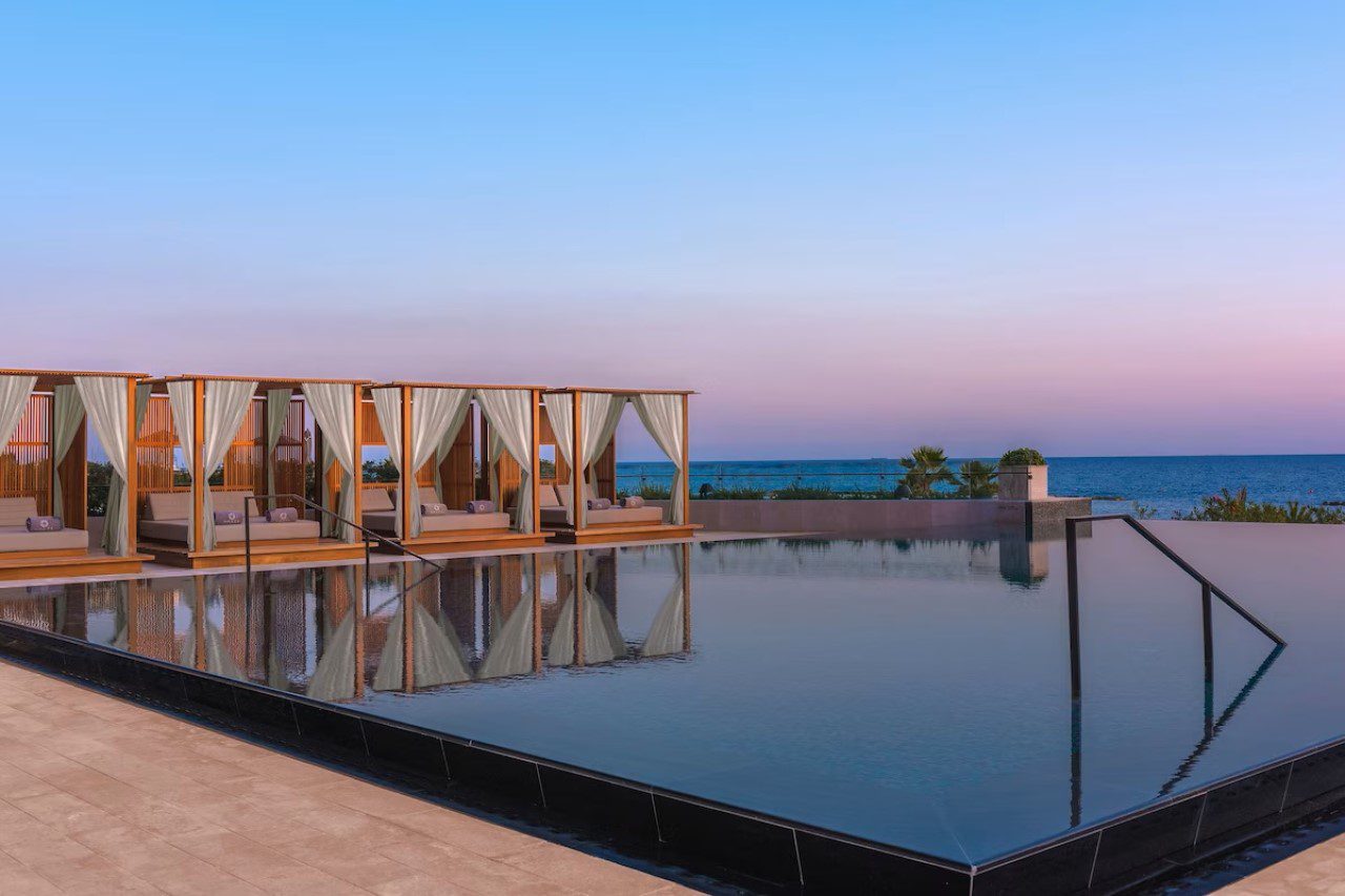 piscine à débordement avec vue mer à l'hôtel Amara Hotel de Chypre