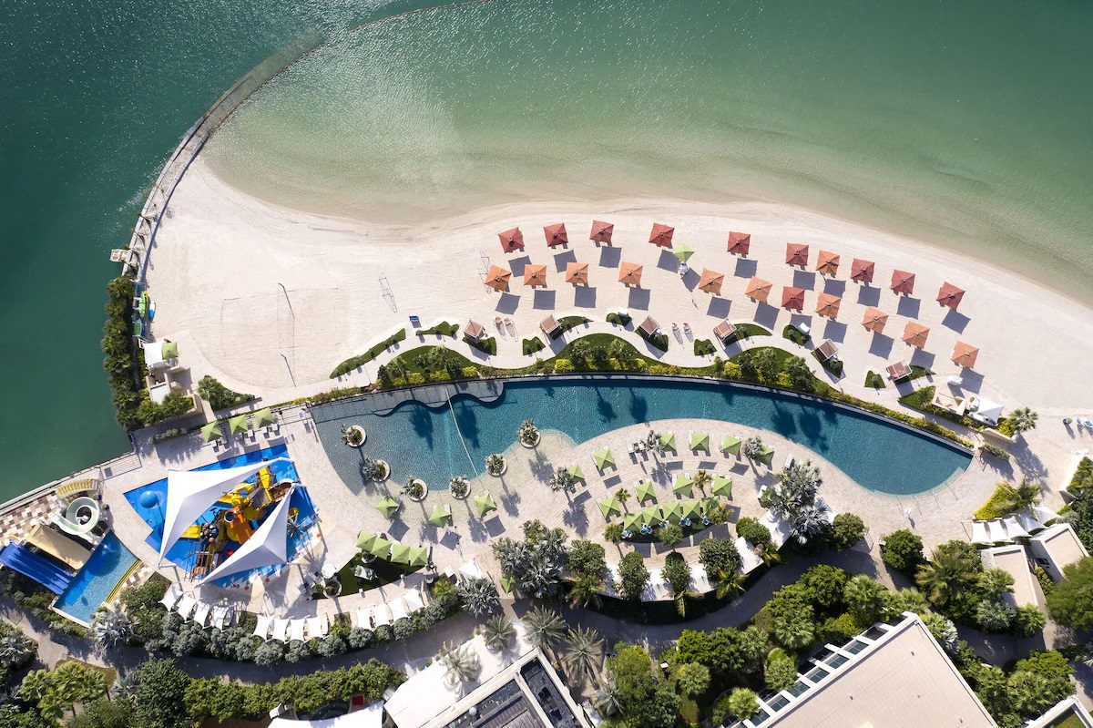 plage privée et piscines à l'hôtel Four Seasons Bahrain Bay
