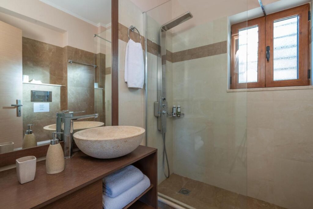 une salle de douche dans une des villas