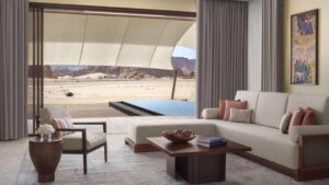 séjour ouvert sur la terrasse et la vue panoramique avec la piscine privée de la villa