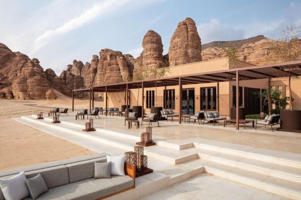terrasse avec lounge et vue panoramique sur le désert dans l'oasis d'AlUla, premier site touristique international d'Arabie Saoudite