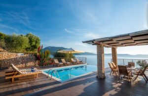 villa à louer avec piscine privée à débordement et à la vue panoramique sur la mer