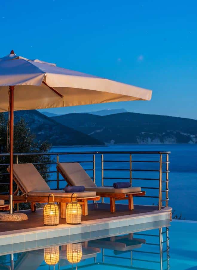 transats au bord de la piscine privée