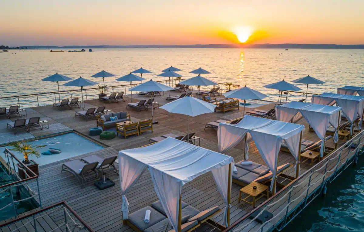 plage privée de l'hôtel en ponton flottant sur le lac balaton