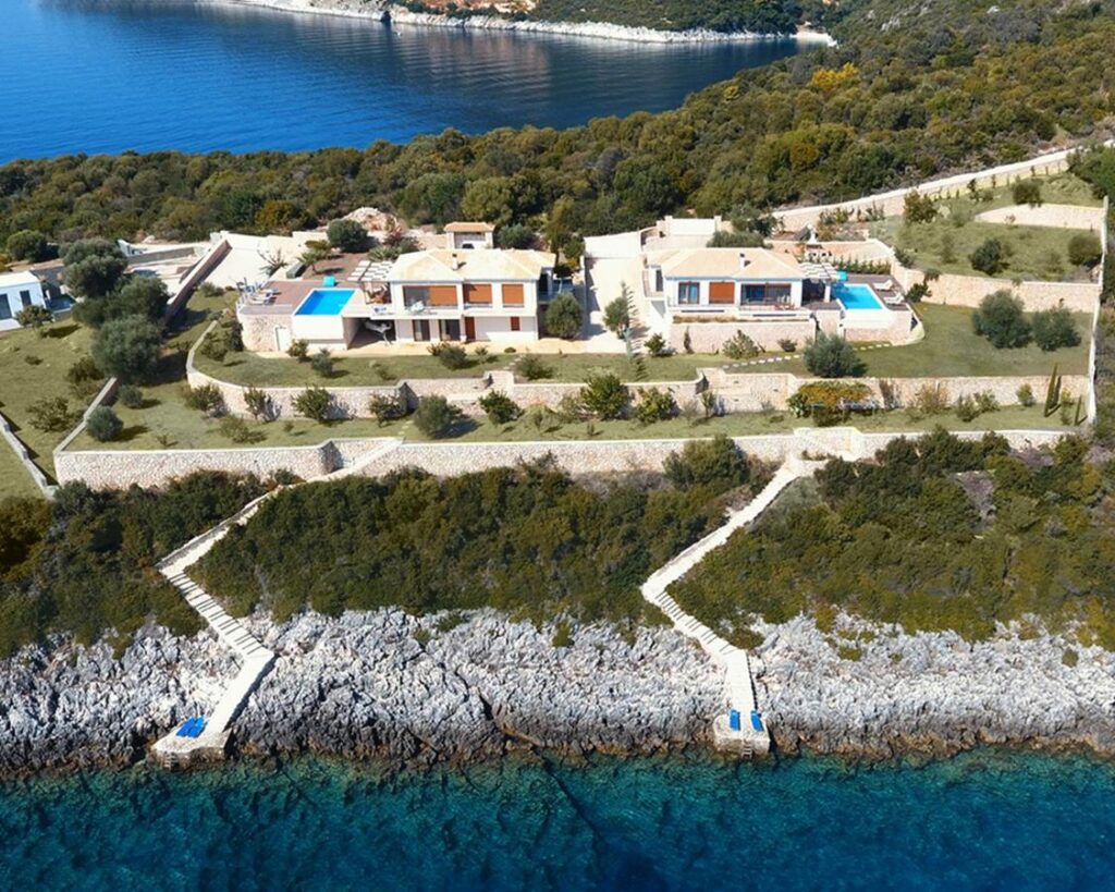 vue aérienne des villas à louer en location de vacances sur l'île de Leucade