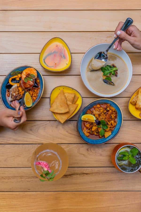 repas sains et composés de produits locaux et de saison au restaurant de l'hôtel