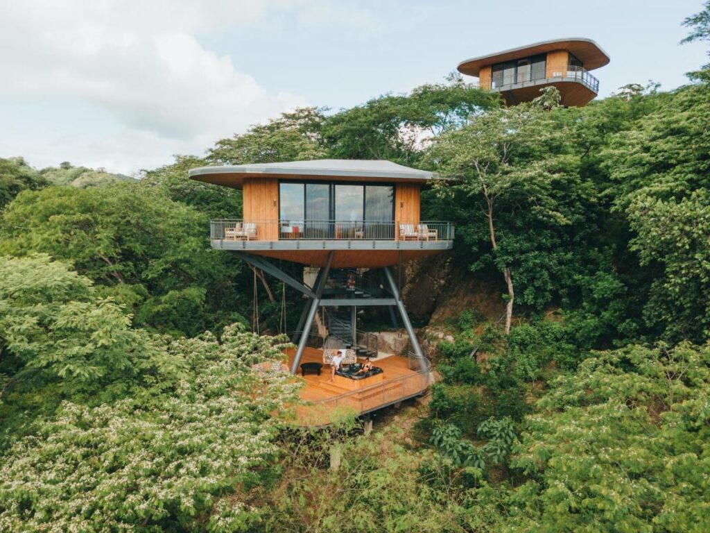 vue d'une cabane avec son jacuzzi privé