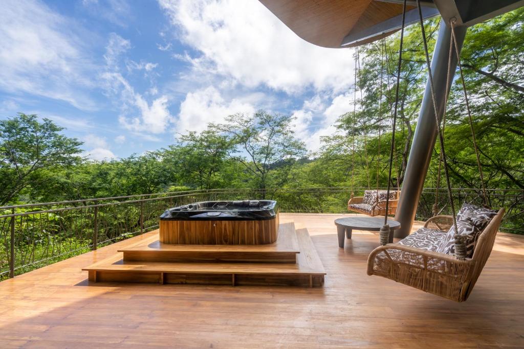 jacuzzi privé sur la terrasse au rez-de-chausée-d'une suite de l'hôtel Suitree Experience Hotel