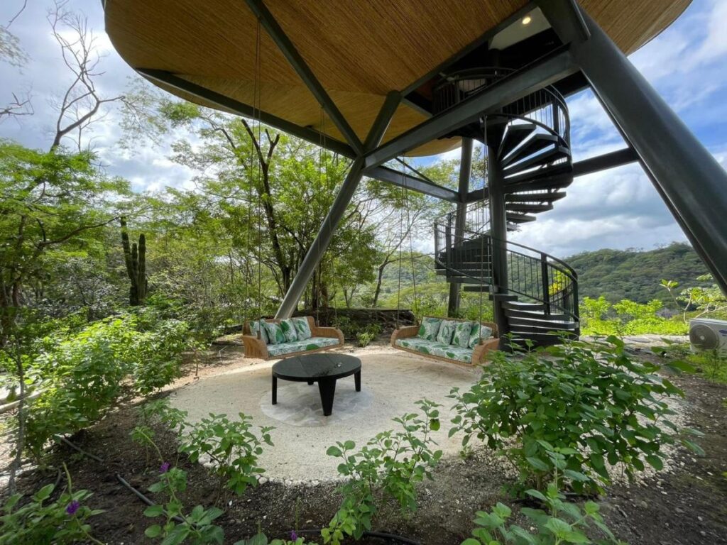 chaque cabane dispose d'une terrasse au rez-de-chaussée