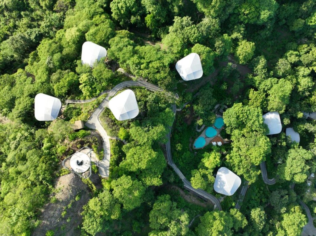 vue aérienne de l'hôtel isolé au coeur de la nature de Guanacaste au Costa Rica