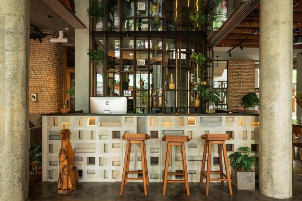 réception de l'auberge aux airs de petit hôtel zen et convivial