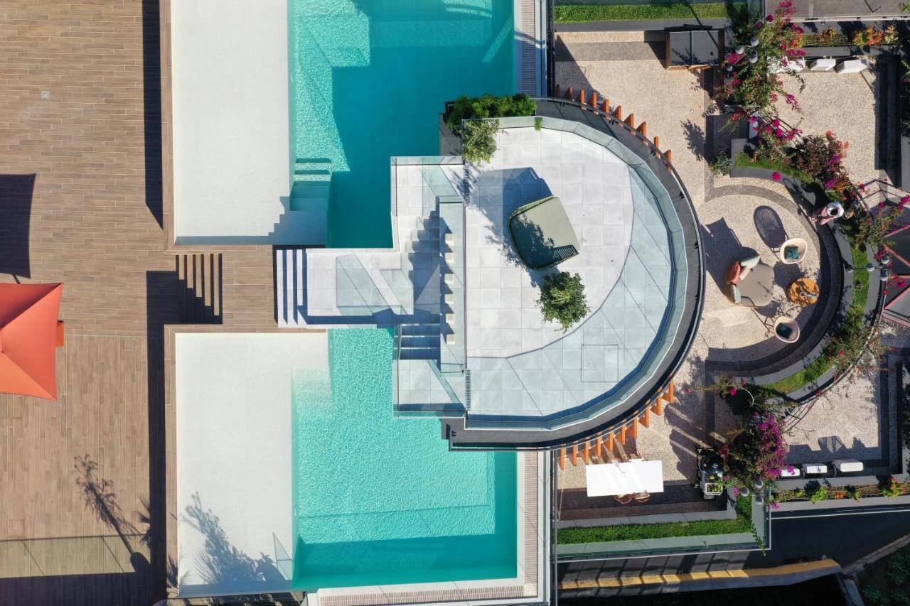 vue aérienne de la piscine sur le toit terrasse de l'appart'hôtel Three House Hotel à Funchal