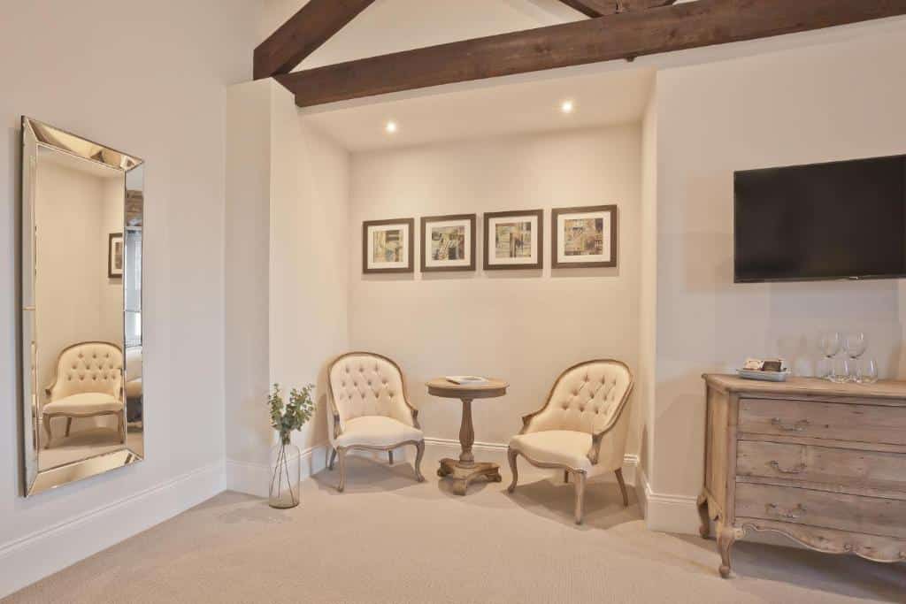 petit coin salon dans une chambre supérieure du Tithe Barn Hotel